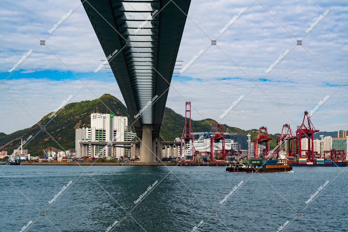 A ship passing under Stonecutters' Bridge