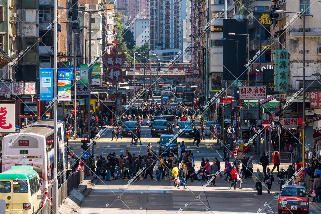 Townscape of Mong Kok and the peoples [Landscape]