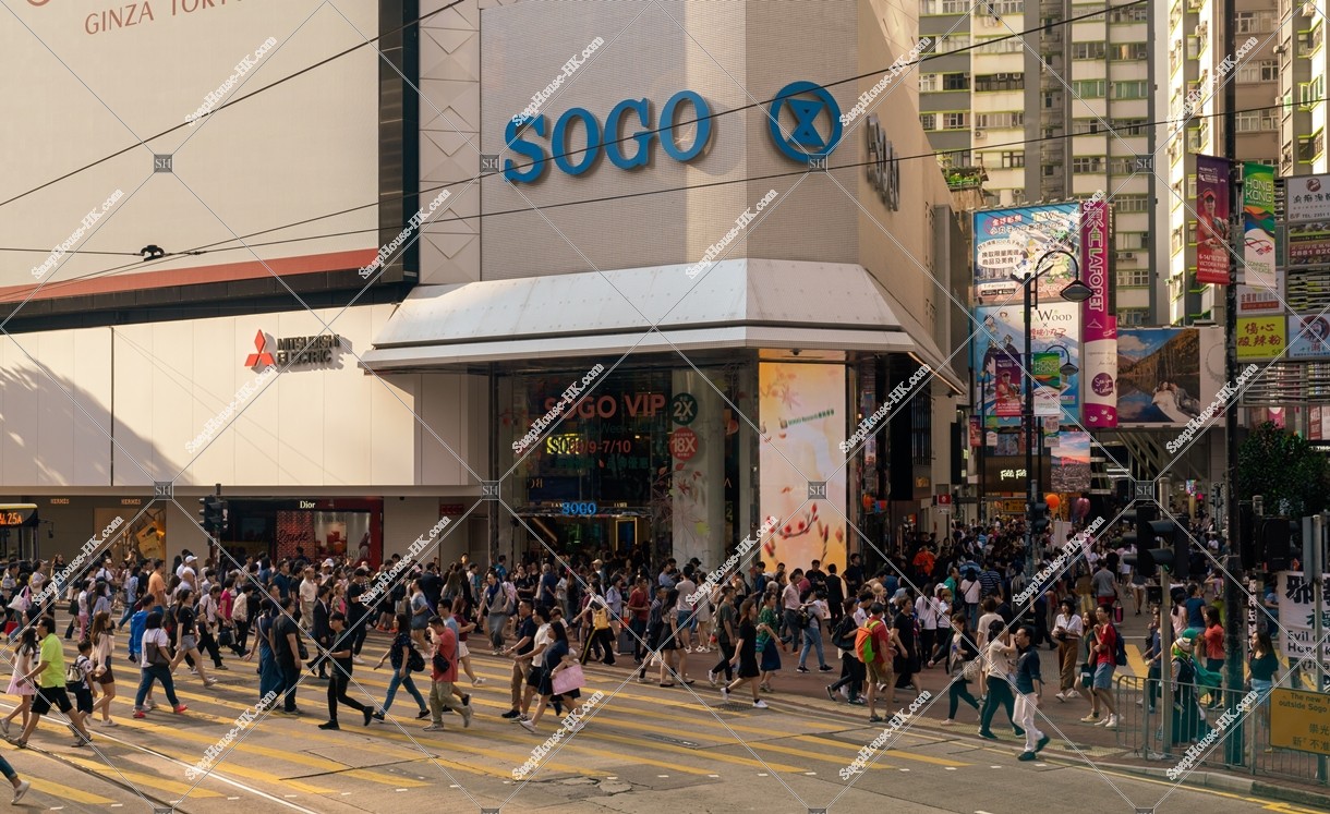 Street vie of Causeway Bay with peoples walking