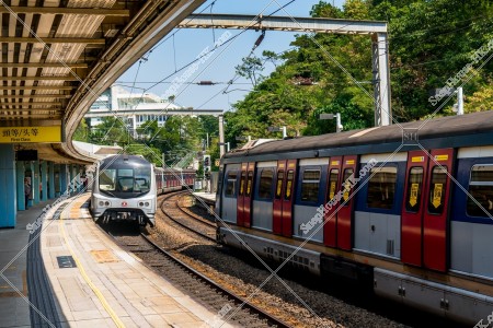 MTR East Rail Line, train stopping and leaving train