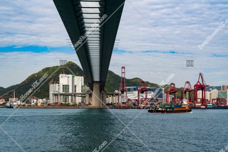 A ship passing under Stonecutters' Bridge