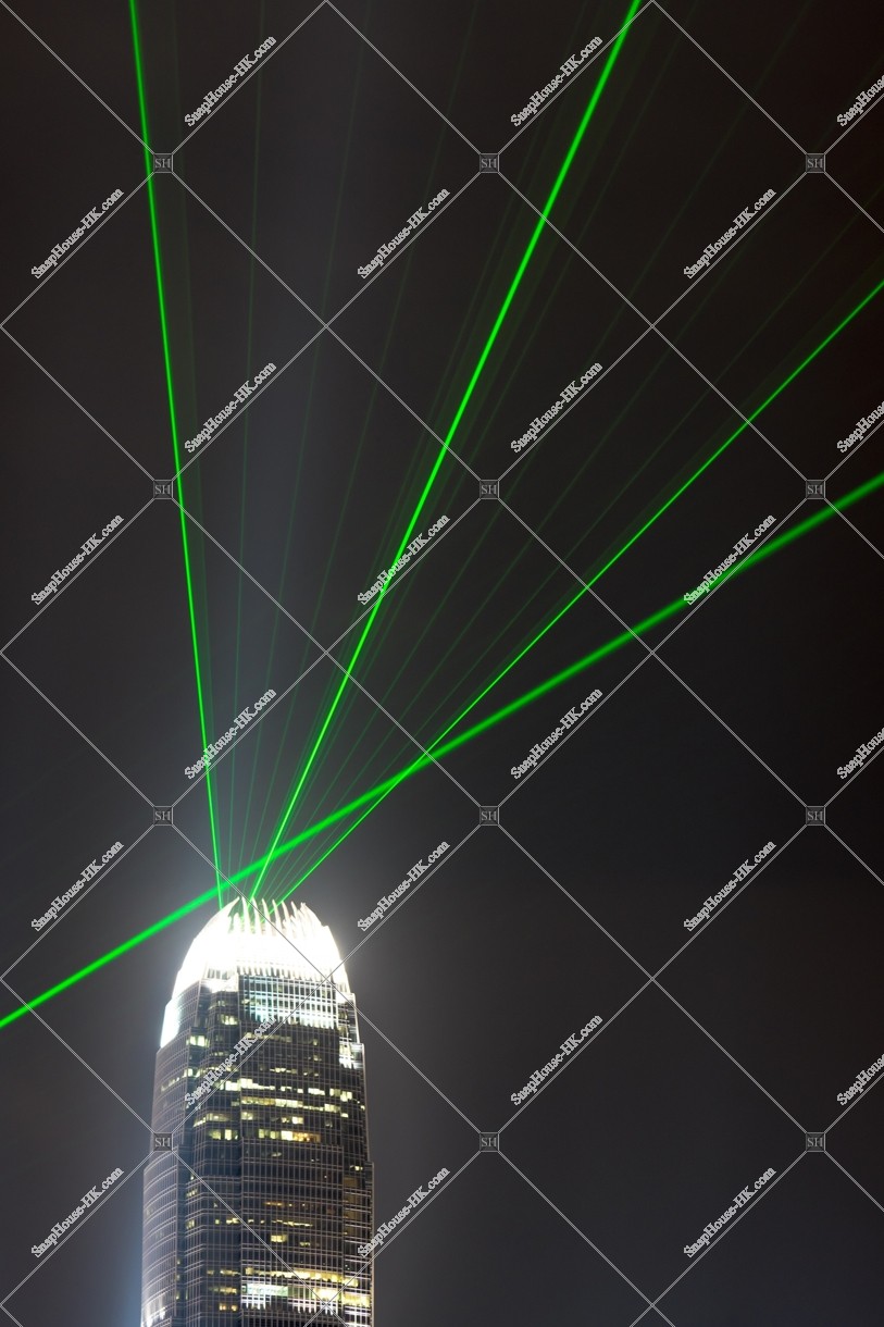 幻彩詠香江 ifc2的鐳射表演，鐳射線3條 [有雲][放大攝影]