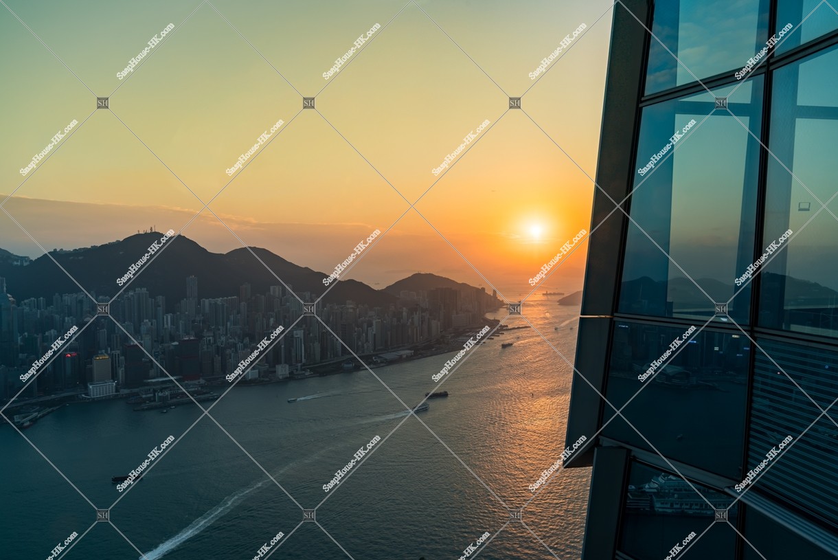 由天際100眺望向日落前的香港島・西灣附近的風景 [横向]
