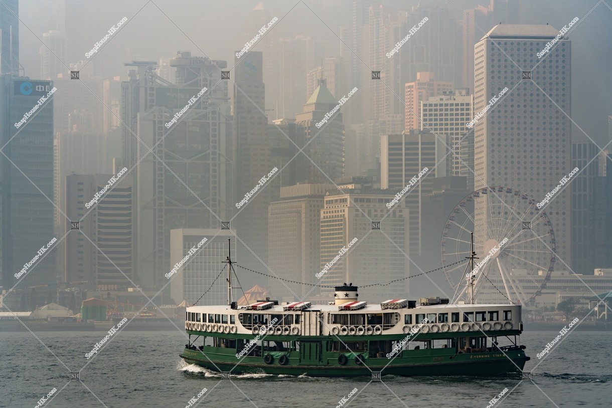 在有煙霧時段，中環的大廈和天星小輪  其之五