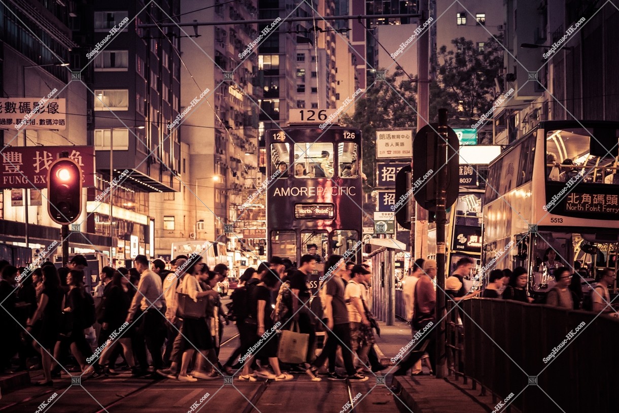 銅鑼灣 香港電車（叮叮）和行走中的人們