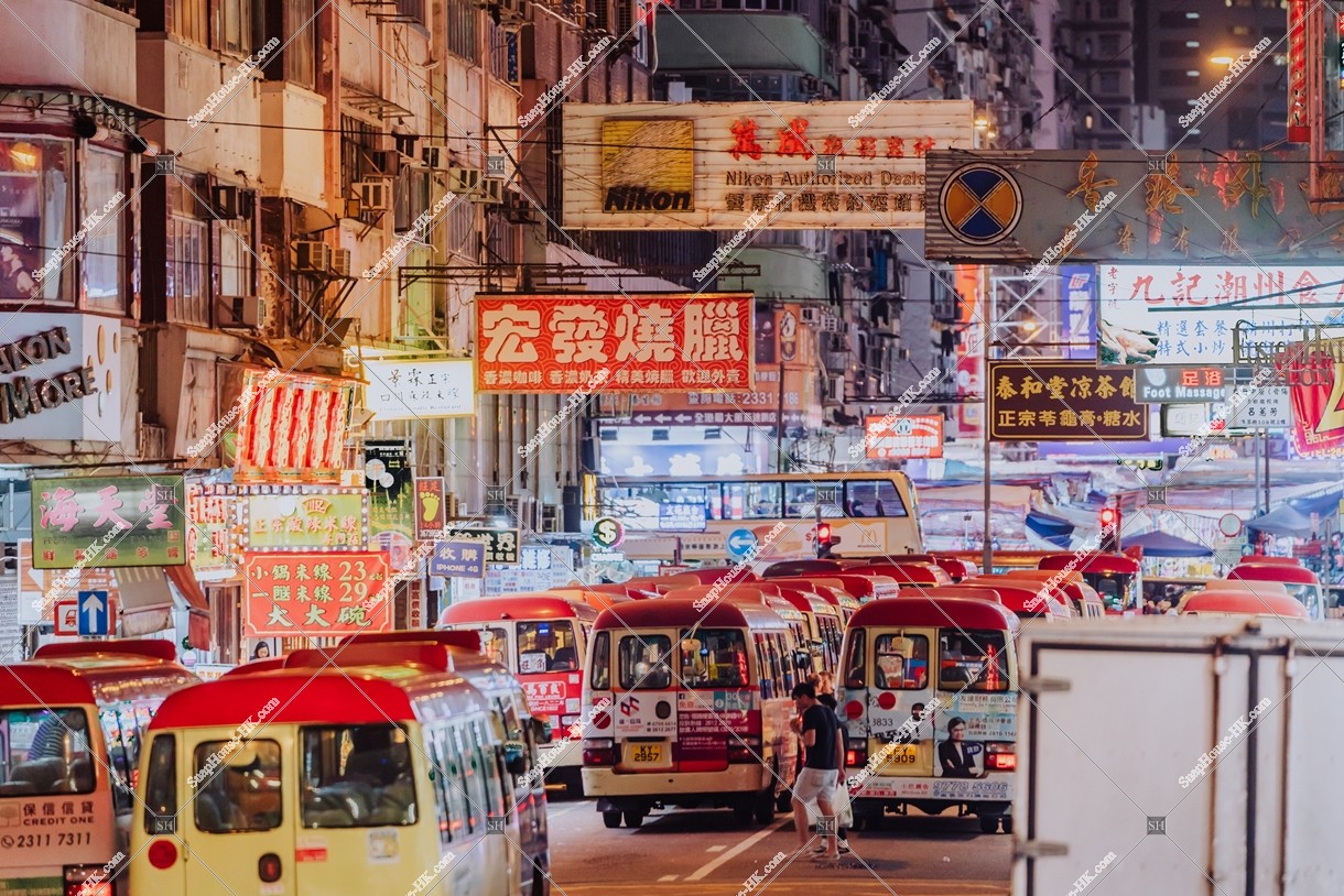 旺角 晚上的招牌景色和小巴 其之一