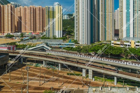 九龍灣的風景和地鐵列車