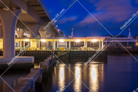 觀塘 晚上的觀塘公眾碼頭