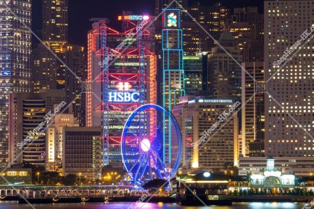 晚上的香港上海滙豐銀行總行大廈和香港摩天輪