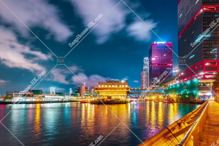 上環 晚上的香港上環港澳碼頭和信德中心