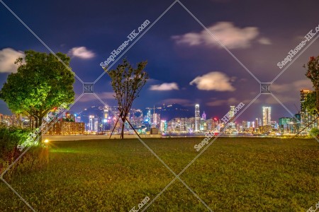 晚上的啟德郵輪碼頭和香港島風景