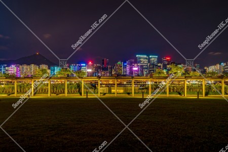 晚上的啟德郵輪碼頭和觀塘風景