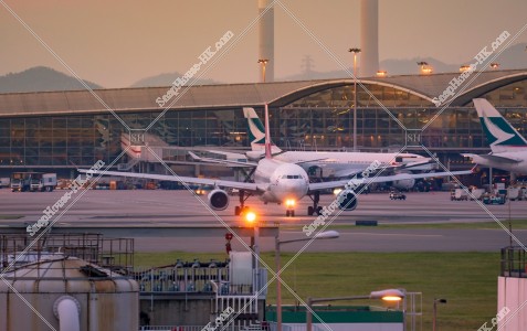 黃昏時的國泰港龍航空的客機 其之一
