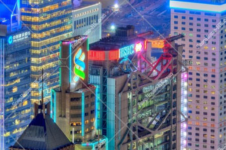 晚上的香港上海滙豐銀行總行大廈和渣打銀行大廈