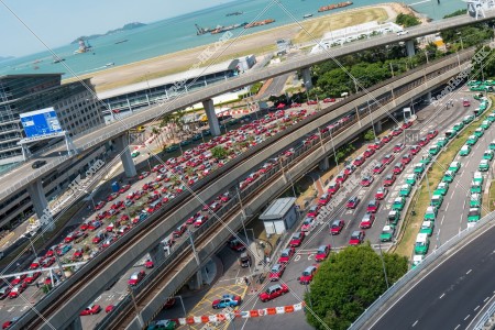 香港國際機場 紅色的士（市區的士）和新界的士（綠色的士） 其之一