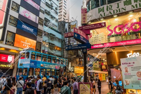 銅鑼灣 波斯富街和和目的地的指示牌