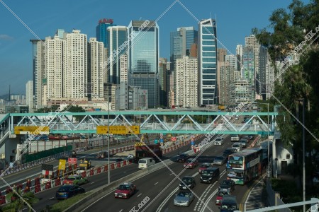 向維園道行駛的車輛和北角的大廈的風景