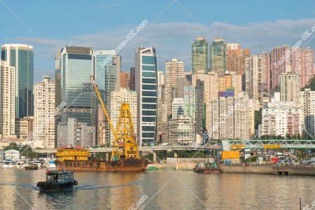 由銅鑼灣 的避風塘望向北角的風景和行駛中的船隻