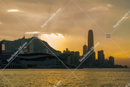 黃昏的香港會議展覽中心和中環的高樓大廈