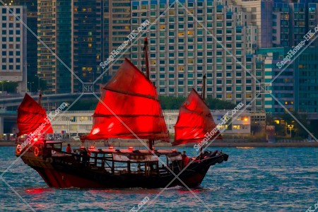 在維多利亞港行駛中的觀光船