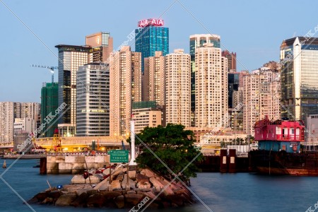 由銅鑼灣的避風塘望向日落前的北角的大廈群的風景