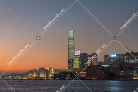 日落前的尖沙咀和環球貿易廣場（ICC）的風景