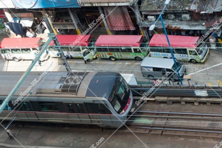 MTR 觀塘綫 向觀塘方向行駛的列車及小巴之②