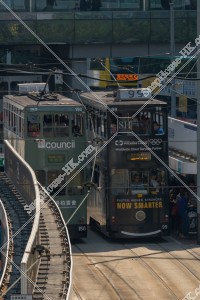 在金鐘附近的站擦身而過的香港電車（叮叮）