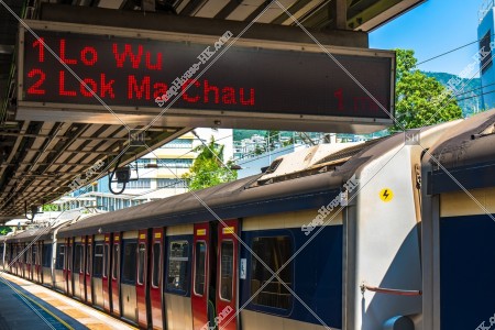 MTR 東鐵綫 乘客資訊顯示屏及停車的列車
