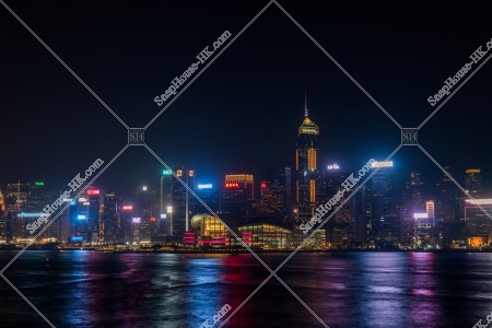 由尖沙咀望向灣仔區大廈群的夜景  [橫向]