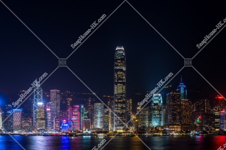 由尖沙咀望向中環區的高樓大廈的夜景  [橫向]