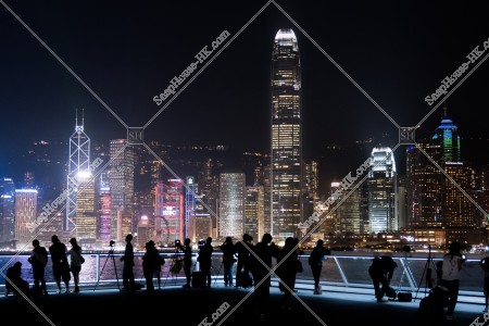 由尖沙咀的展望台望向中環夜景的人群