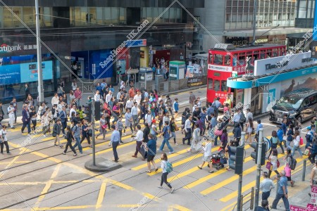 在中環橫過馬路的人們