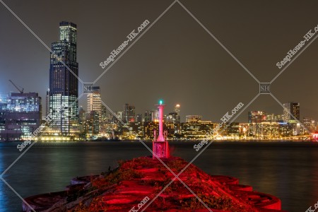 晚上的香港島側的燈塔及九龍半島