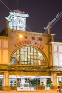 晚上的中環碼頭 入口位置 由斜側角度 