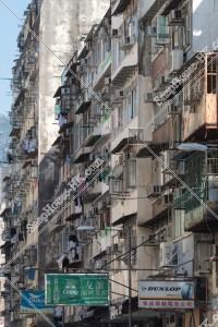 在九龍城的古舊的大廈的外牆