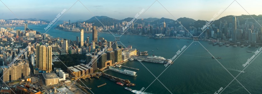 九龍尖沙咀和香港島都市部和維多利亞港的黃昏的全景景觀
