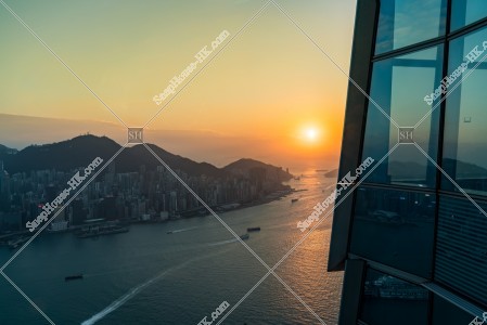 由天際100眺望向日落前的香港島・西灣附近的風景 [横向]