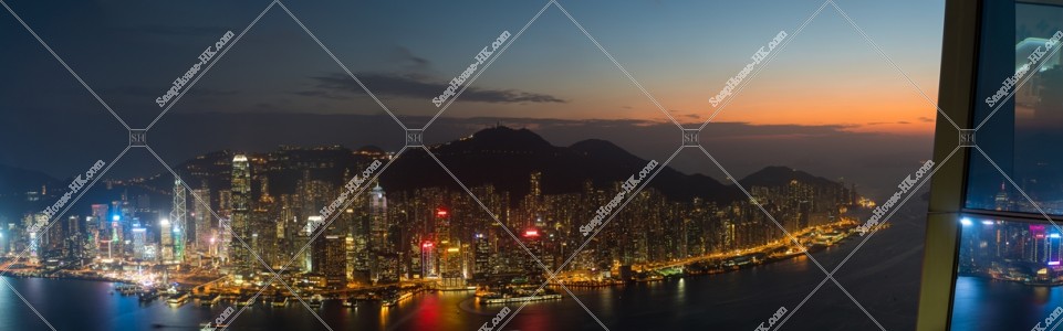 由天際100眺望向日落後的香港島・中環至西灣的全景景觀