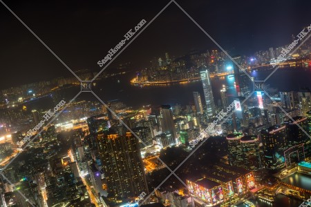 夾在維多利亞港之間望向紅磡和北角的夜景