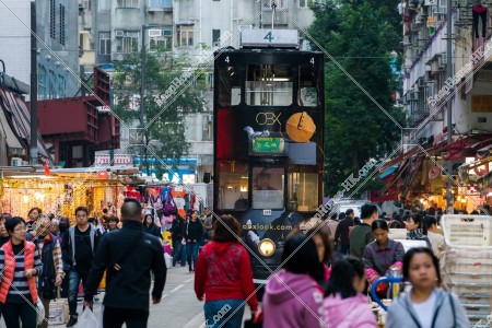 在春秧街購物中的人們和行駛中的香港電車(叮叮)的風景