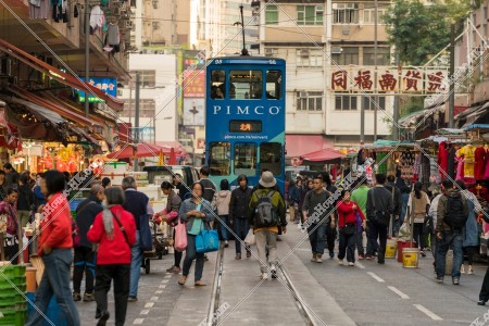 在春秧街的商店街行走中的人們和香港電車(叮叮) [直向]