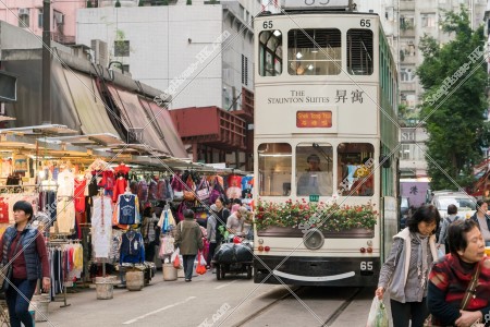 在春秧街的商店街行走中的人們和香港電車(叮叮) [横向]  其之四