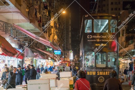 晚上在春秧街行駛的香港電車(叮叮)的後方 [橫向]