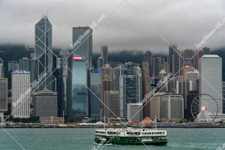 多雲時的中環的有關金融的高樓大廈和天星小輪 [横向] 其之三