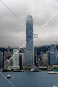 多雲時的中環的高樓大廈群的風景 [直向]