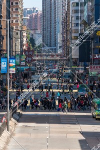 旺角 在亞皆老街並排的街和行人[直向]