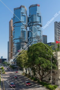 向中環紅棉路行駛的車和力寶中心 [直向]