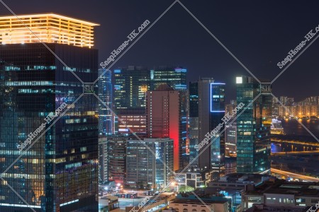 九龍灣的商業大廈群的夜景