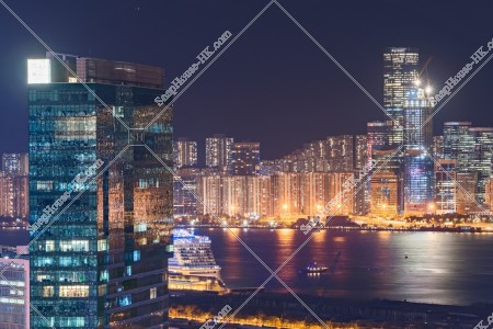 九龍灣（圖片的左邊）和鰂魚涌（右邊）的大廈群的夜景